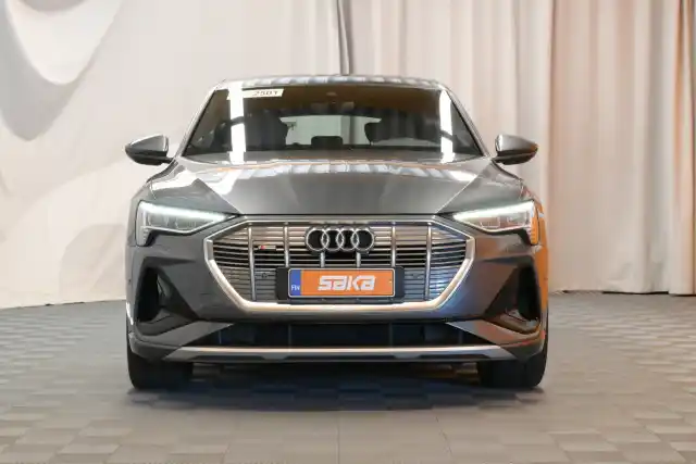 Harmaa Maastoauto, Audi e-tron – VAR-20122