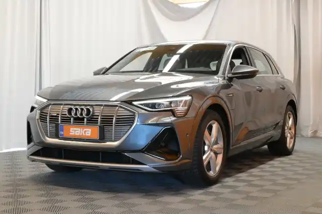 Harmaa Maastoauto, Audi e-tron – VAR-20122