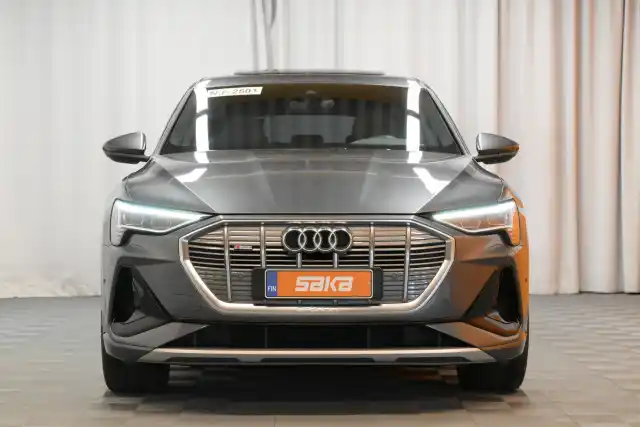 Harmaa Maastoauto, Audi e-tron – VAR-20122