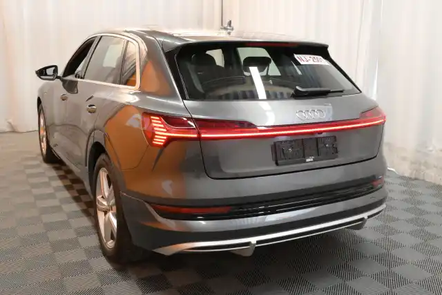 Harmaa Maastoauto, Audi e-tron – VAR-20122