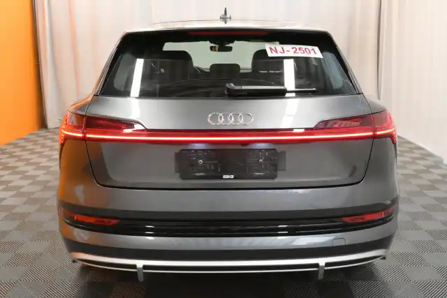 Harmaa Maastoauto, Audi e-tron – VAR-20122