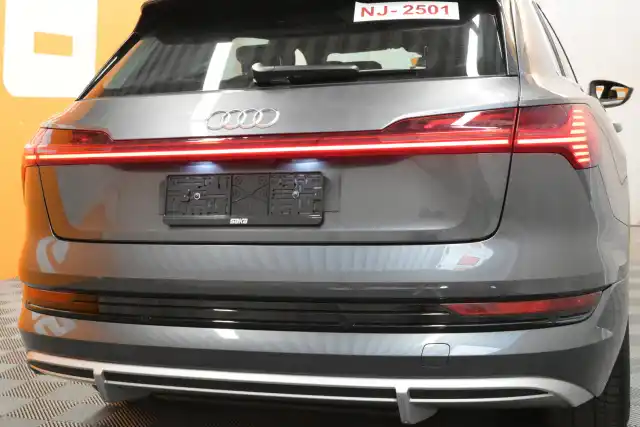 Harmaa Maastoauto, Audi e-tron – VAR-20122