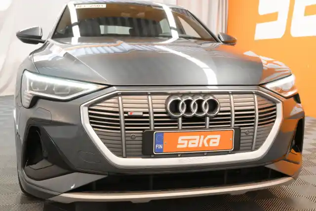 Harmaa Maastoauto, Audi e-tron – VAR-20122