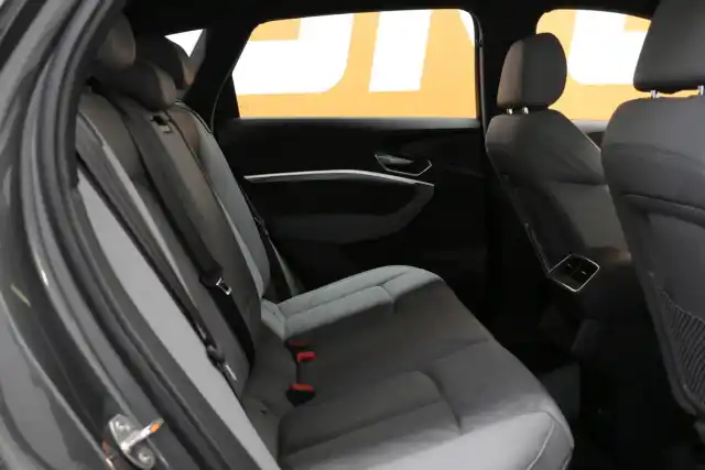 Harmaa Maastoauto, Audi e-tron – VAR-20122