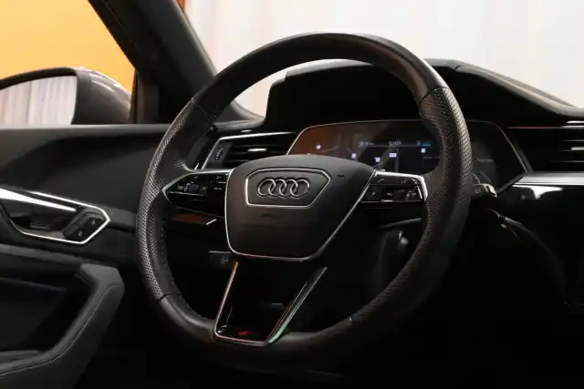 Harmaa Maastoauto, Audi e-tron – VAR-20122