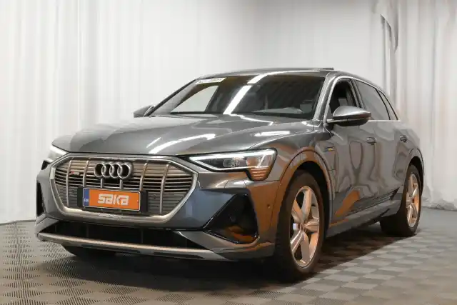 Harmaa Maastoauto, Audi e-tron – VAR-20122