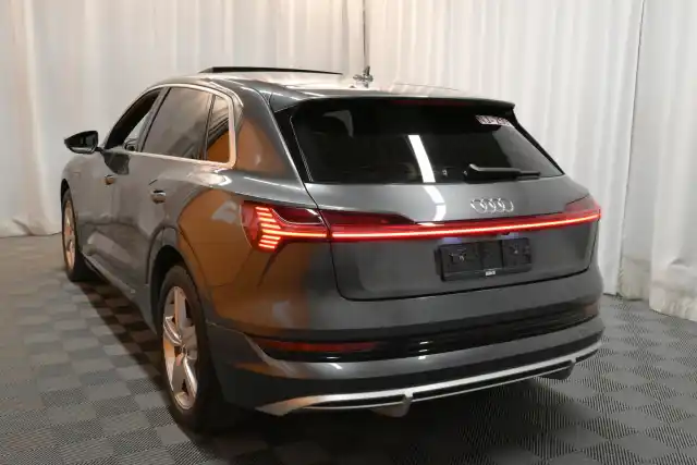 Harmaa Maastoauto, Audi e-tron – VAR-20122