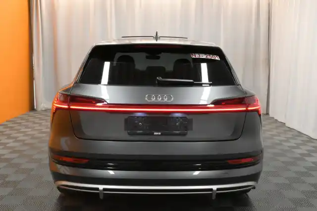 Harmaa Maastoauto, Audi e-tron – VAR-20122