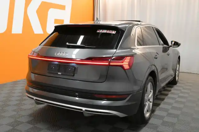 Harmaa Maastoauto, Audi e-tron – VAR-20122