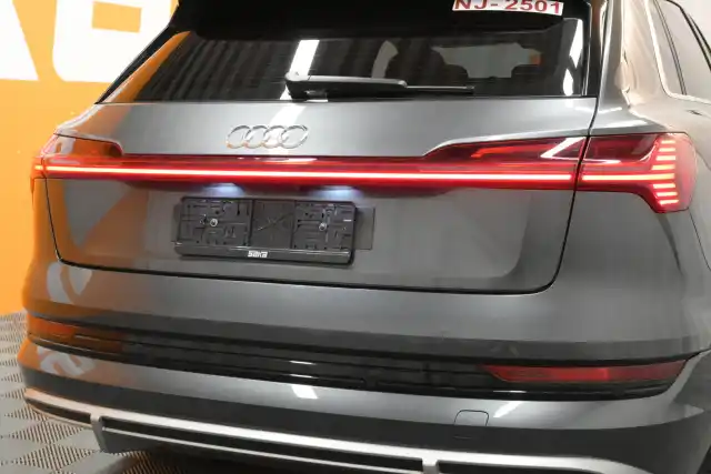 Harmaa Maastoauto, Audi e-tron – VAR-20122