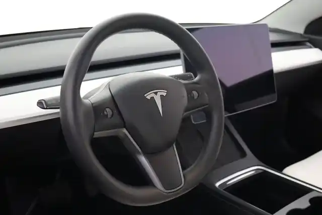 Valkoinen Sedan, Tesla Model 3 – VAR-20660