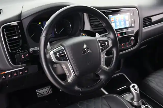 Punainen Maastoauto, Mitsubishi Outlander PHEV – VAR-20701