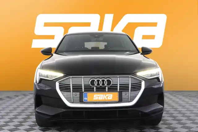 Musta Maastoauto, Audi e-tron – VAR-20782