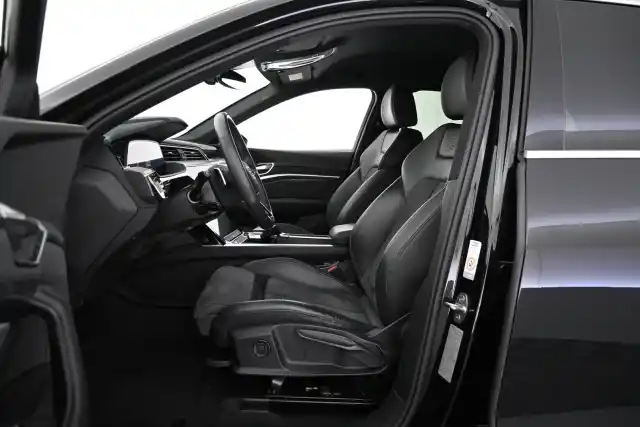 Musta Maastoauto, Audi e-tron – VAR-20782