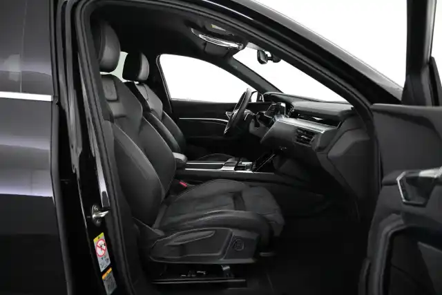 Musta Maastoauto, Audi e-tron – VAR-20782
