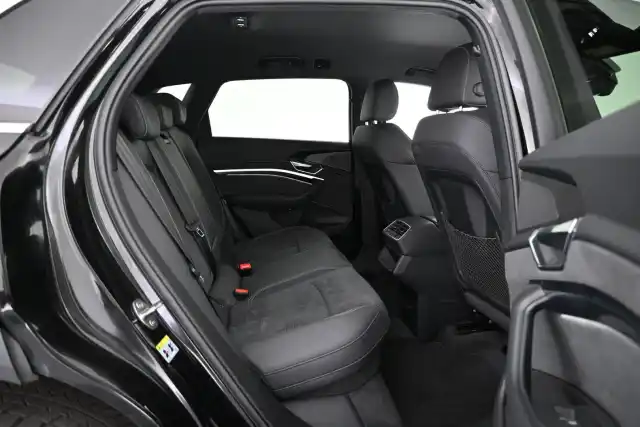 Musta Maastoauto, Audi e-tron – VAR-20782