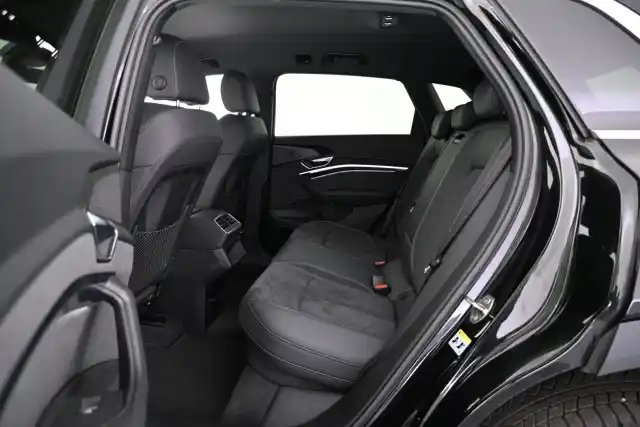 Musta Maastoauto, Audi e-tron – VAR-20782