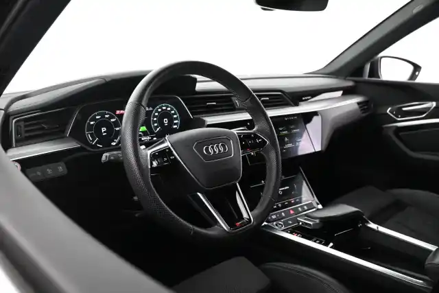 Musta Maastoauto, Audi e-tron – VAR-20782