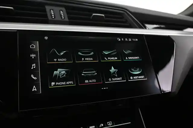 Musta Maastoauto, Audi e-tron – VAR-20782