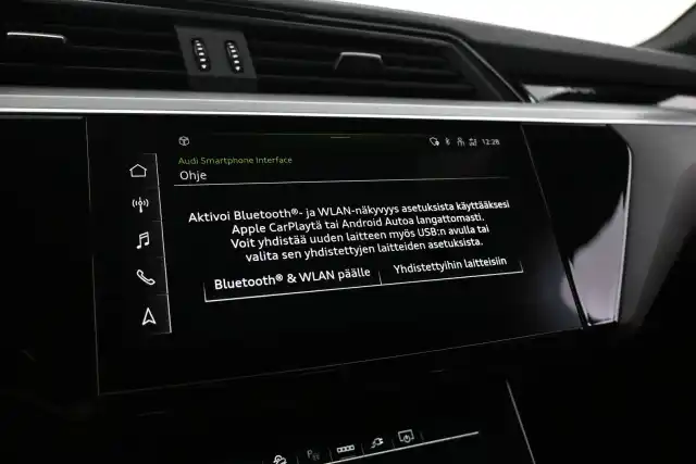 Musta Maastoauto, Audi e-tron – VAR-20782