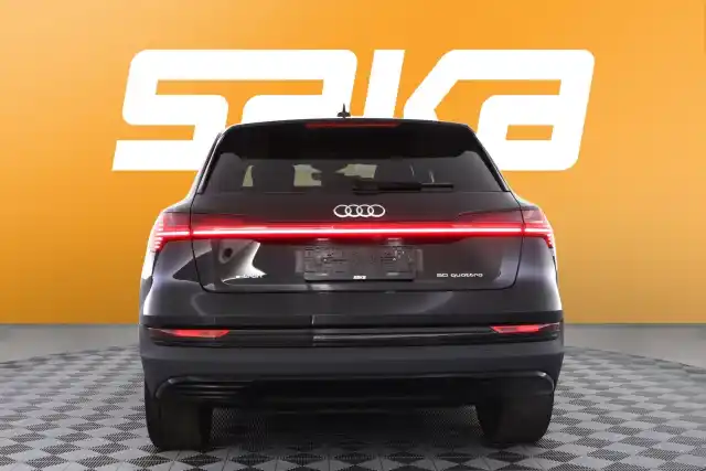 Musta Maastoauto, Audi e-tron – VAR-20782