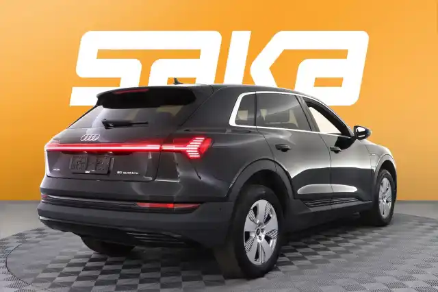 Musta Maastoauto, Audi e-tron – VAR-20782