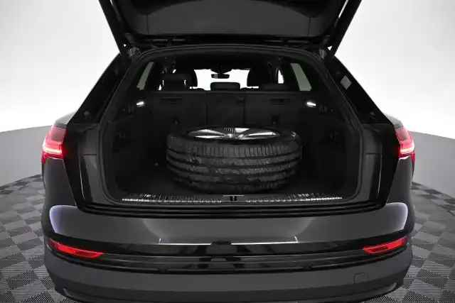Musta Maastoauto, Audi e-tron – VAR-20782