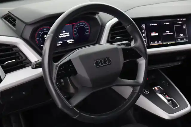 Valkoinen Maastoauto, Audi Q4 e-tron – VAR-20819