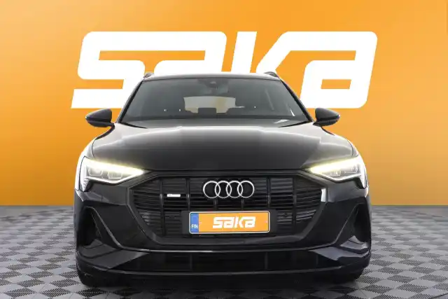 Musta Maastoauto, Audi e-tron – VAR-20966