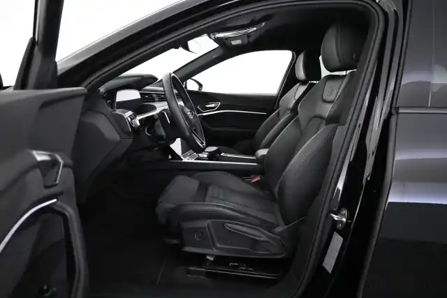 Musta Maastoauto, Audi e-tron – VAR-20966