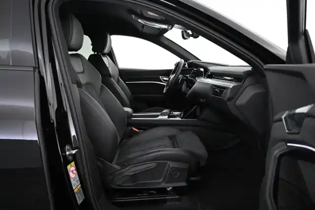 Musta Maastoauto, Audi e-tron – VAR-20966