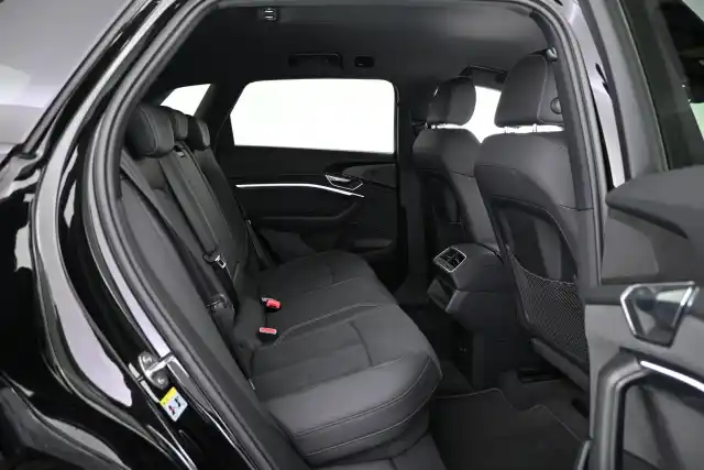 Musta Maastoauto, Audi e-tron – VAR-20966
