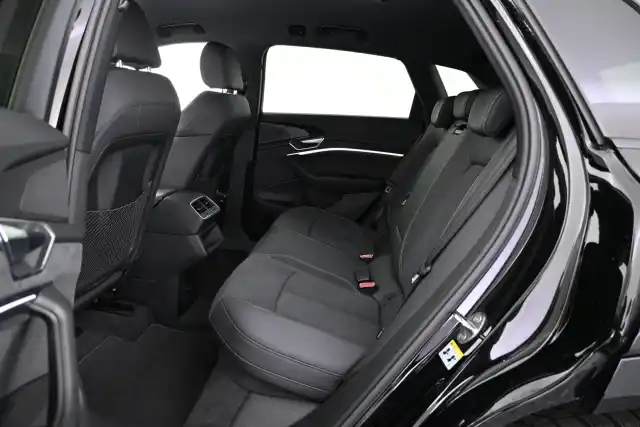 Musta Maastoauto, Audi e-tron – VAR-20966