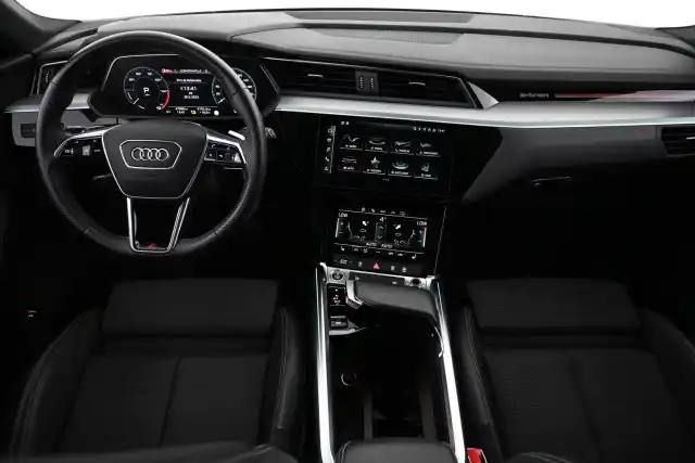 Musta Maastoauto, Audi e-tron – VAR-20966