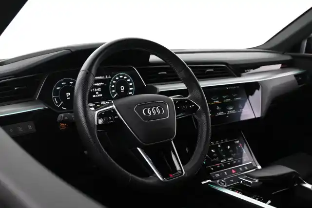 Musta Maastoauto, Audi e-tron – VAR-20966