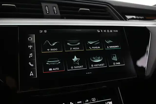 Musta Maastoauto, Audi e-tron – VAR-20966
