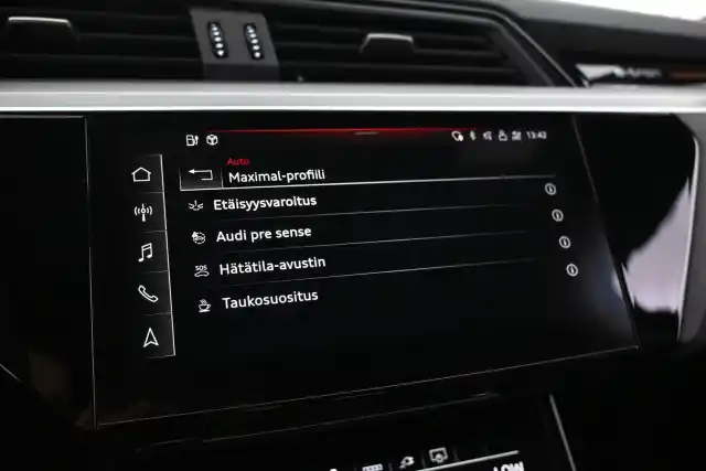 Musta Maastoauto, Audi e-tron – VAR-20966