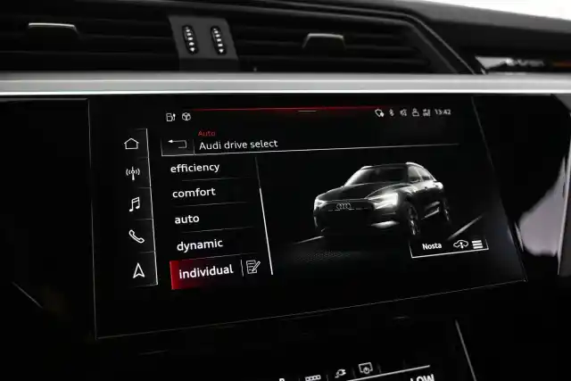 Musta Maastoauto, Audi e-tron – VAR-20966
