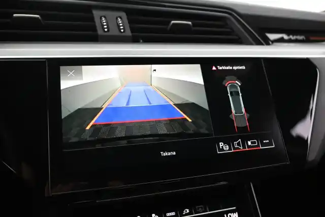 Musta Maastoauto, Audi e-tron – VAR-20966