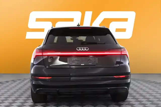 Musta Maastoauto, Audi e-tron – VAR-20966