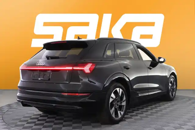 Musta Maastoauto, Audi e-tron – VAR-20966