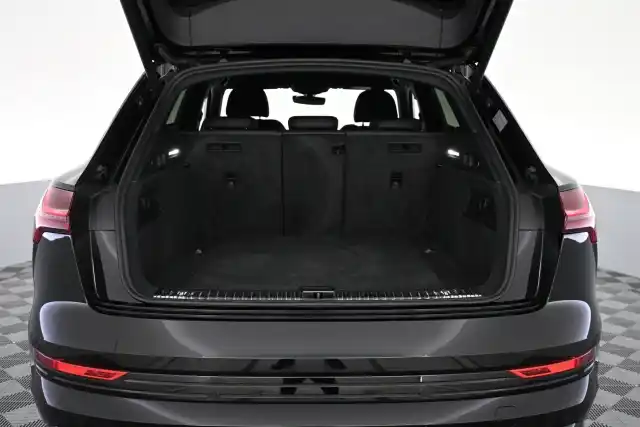 Musta Maastoauto, Audi e-tron – VAR-20966