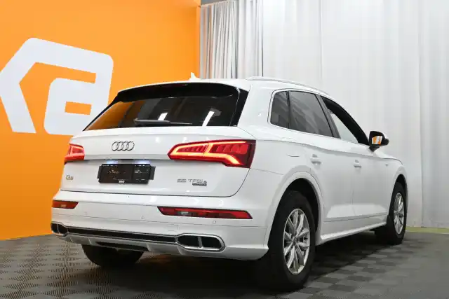 Valkoinen Maastoauto, Audi Q5 – VAR-21044