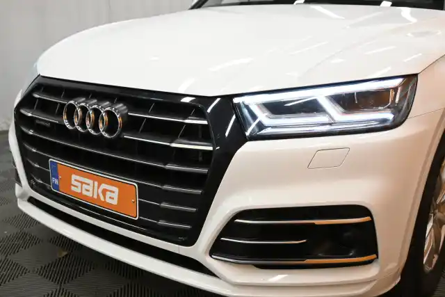 Valkoinen Maastoauto, Audi Q5 – VAR-21044