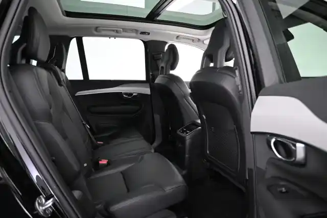 Musta Maastoauto, Volvo XC90 – VAR-21085
