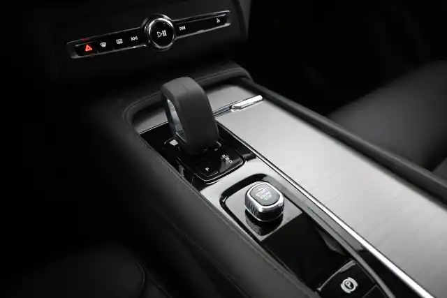 Musta Maastoauto, Volvo XC90 – VAR-21085