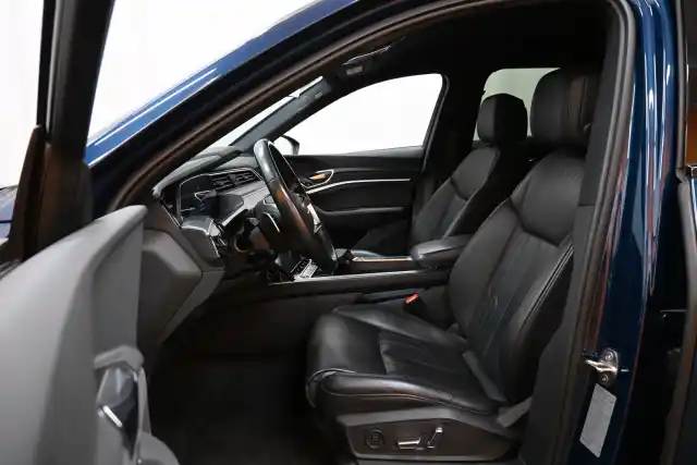 Sininen Maastoauto, Audi e-tron – VAR-21158