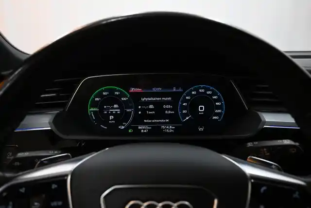 Sininen Maastoauto, Audi e-tron – VAR-21158