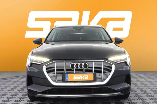 Harmaa Maastoauto, Audi e-tron – VAR-21276