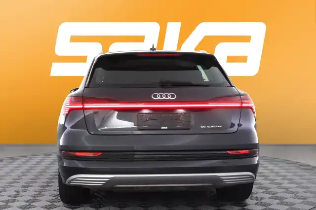 Harmaa Maastoauto, Audi e-tron – VAR-21276